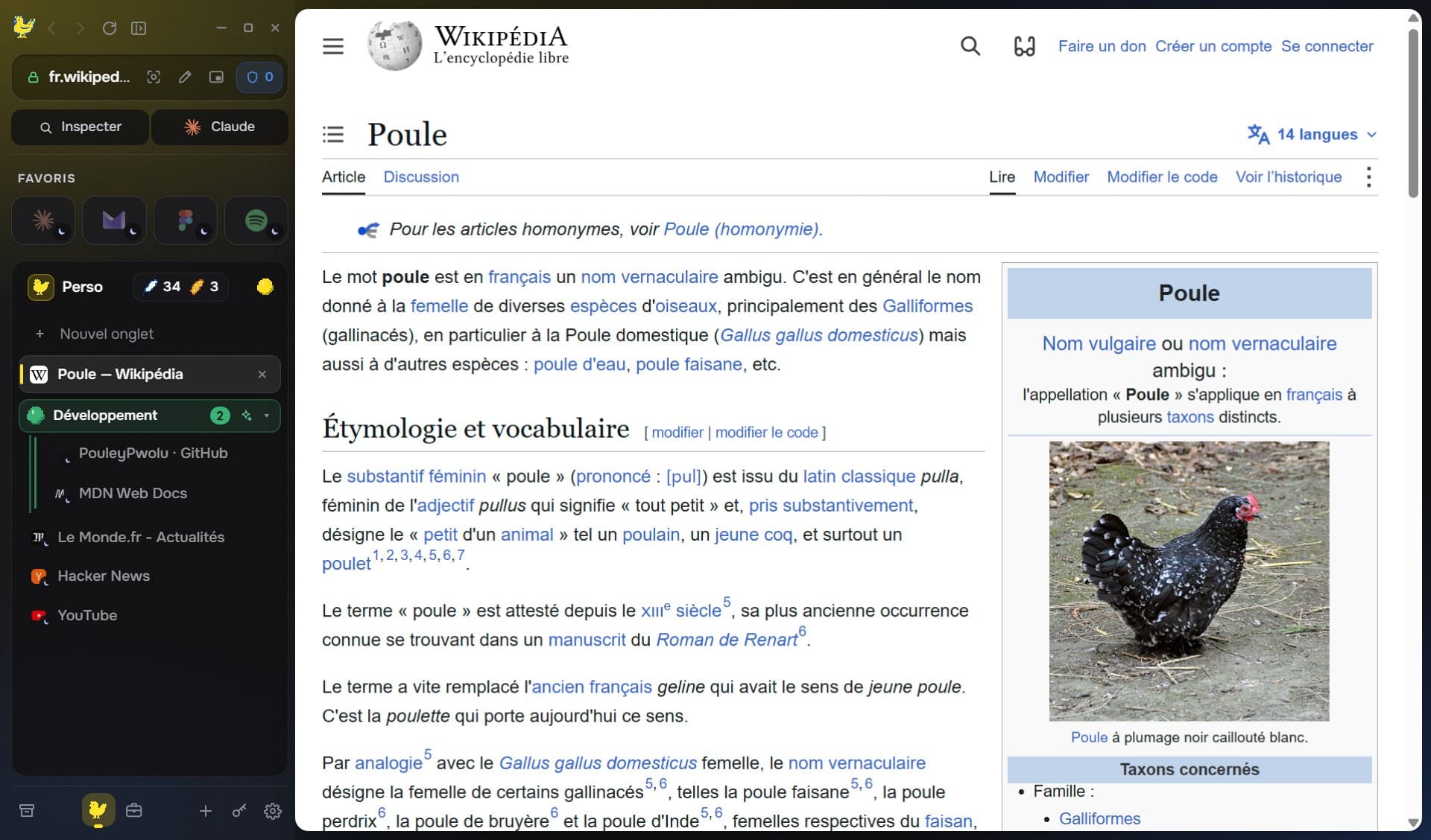 PouleyPwolu : la barre latérale avec les poulaillers, les favoris et un groupe d'onglets, à côté d'une page Wikipédia
